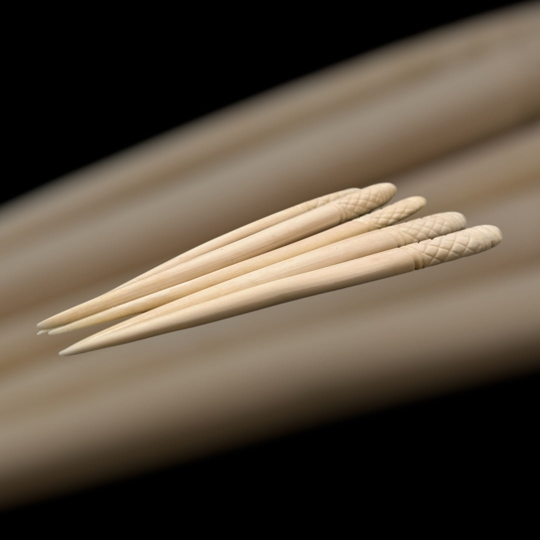 Römische verzierte Haarnadel , 2. Jahrhundert, nach einem Fund aus Xanten, polierter Knochen, ca. 13,5 cm