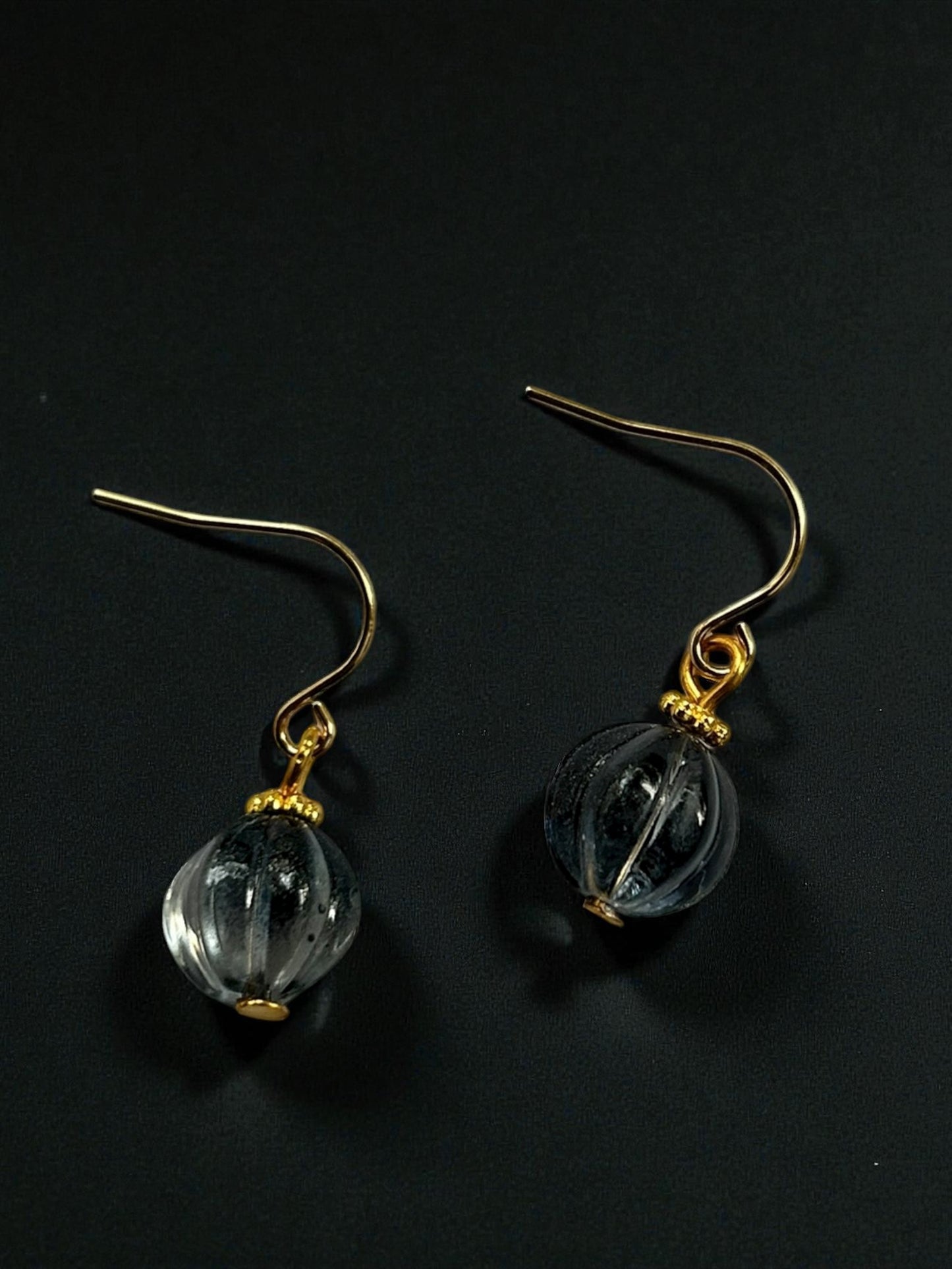 Graue Melonenperlen-Ohrhänger, eisenzeitlich - römisch, vergoldetes Messing, Glas , vergoldeter antiallergener Edelstahl (Haken), (Kopie) (Kopie) (Kopie) (Kopie) (Kopie)