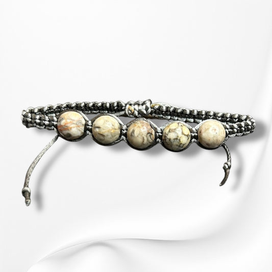 Verstellbares Armband aus Nylon mit hochwertigen Edelsteinen und Glasperlen