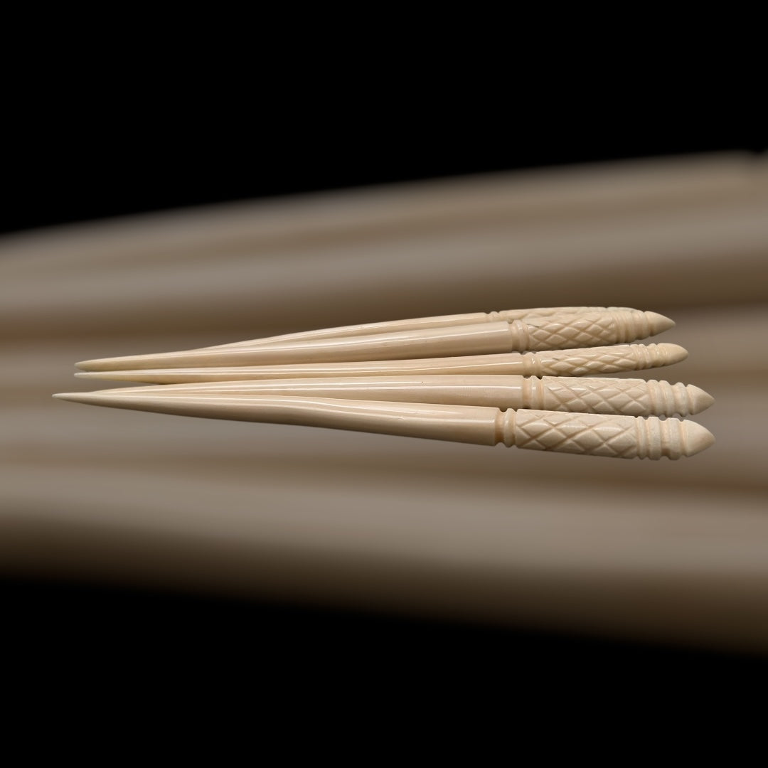 Römische verzierte Haarnadel , 2. Jahrhundert, nach einem Fund aus Xanten, polierter Knochen, ca. 13,5 cm