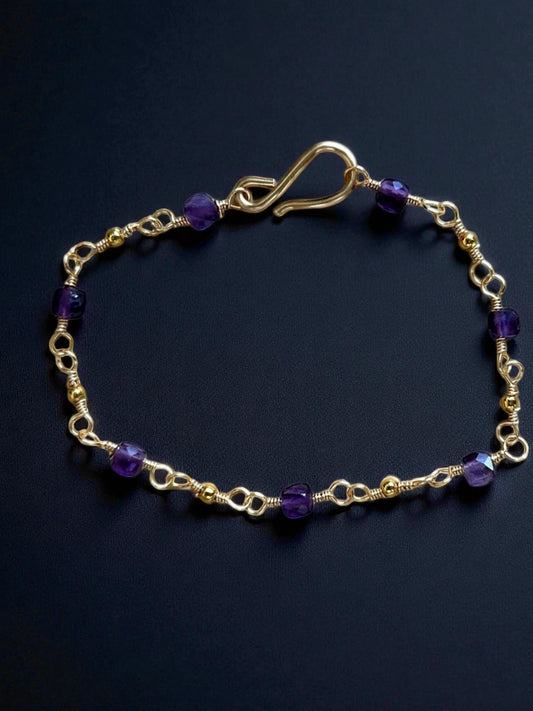 römisches Armband, 1. bis 4. Jahrhundert, Amethyst und vergoldete Perlen, vergoldeter Draht, 19cm