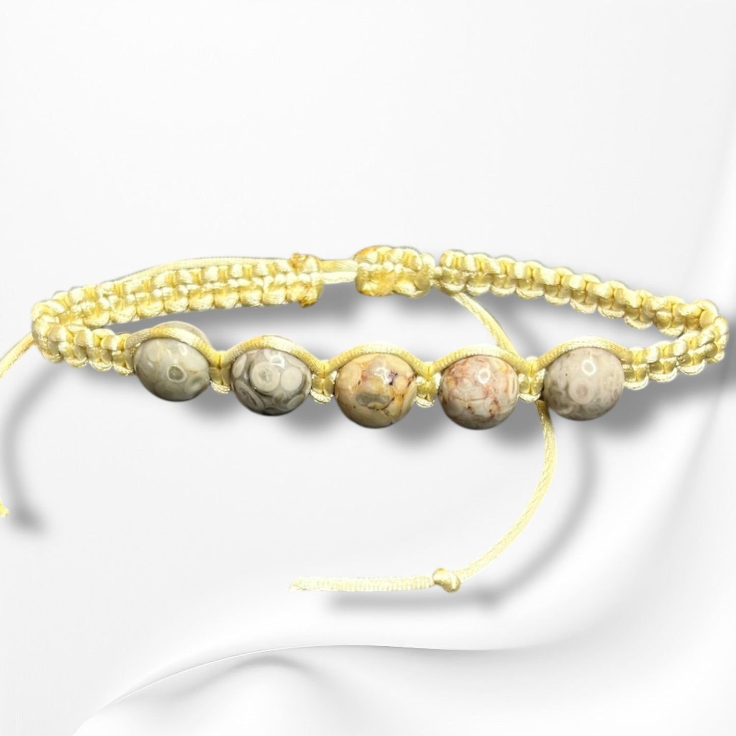 Verstellbares Armband aus Nylon mit hochwertigen Edelsteinen und Glasperlen