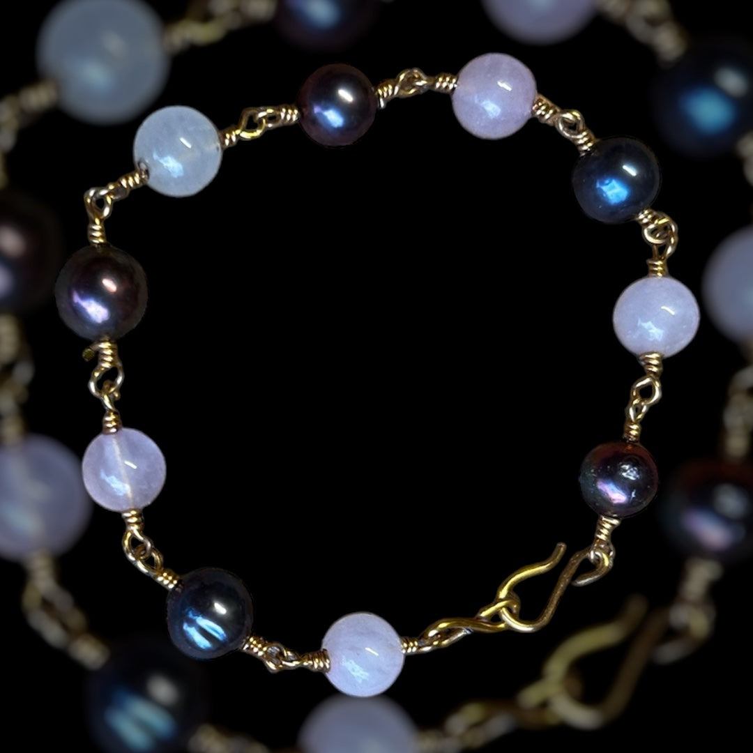 römisches Armband, 1. bis 4. Jahrhundert, Süßwasserperlen und Rosenquarz, vergoldeter Draht , 19cm