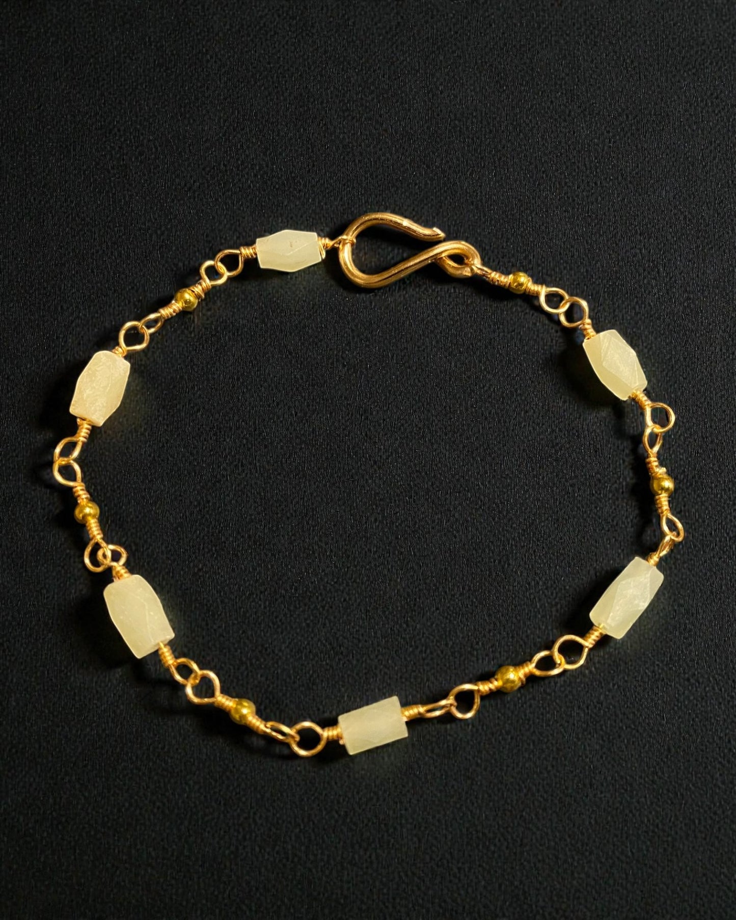 Römisches Armband mit Serpentin und vergoldeten Perlen