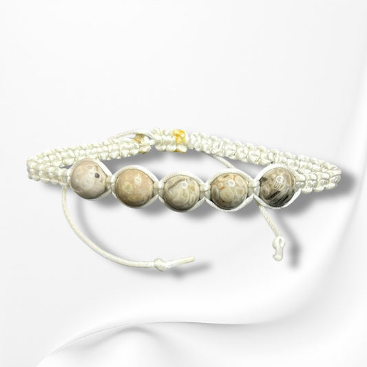 Verstellbares Armband aus Nylon mit hochwertigen Edelsteinen und Glasperlen