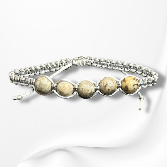 Verstellbares Armband aus Nylon mit hochwertigen Edelsteinen und Glasperlen
