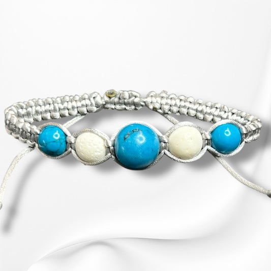 Verstellbares Armband aus Nylon mit hochwertigen Edelsteinen und Glasperlen