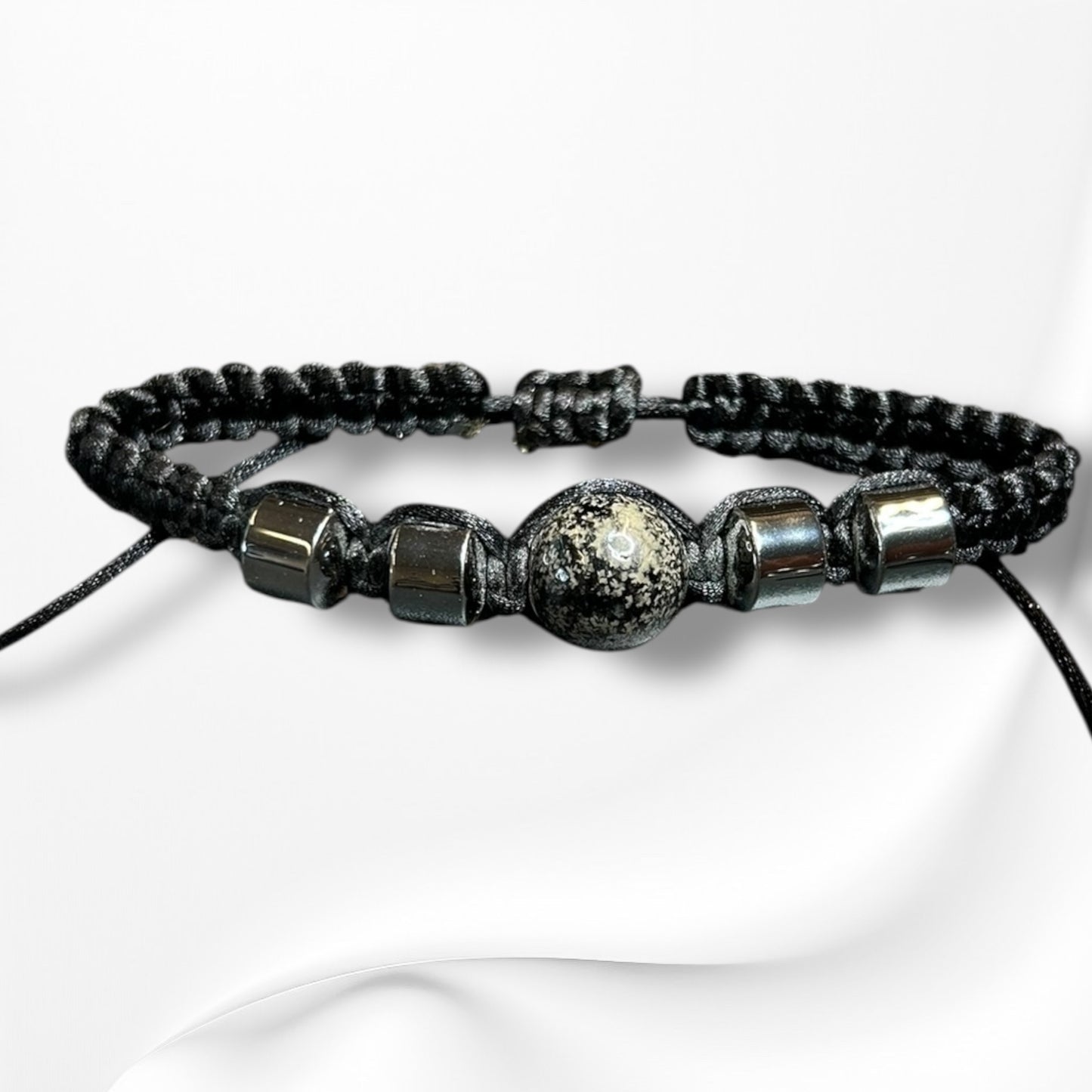 Verstellbares Armband aus Nylon mit hochwertigen Edelsteinen und Glasperlen