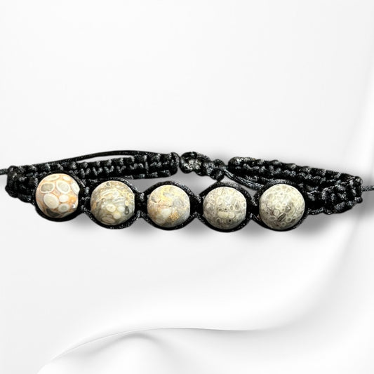 Verstellbares Armband aus Nylon mit hochwertigen Edelsteinen und Glasperlen