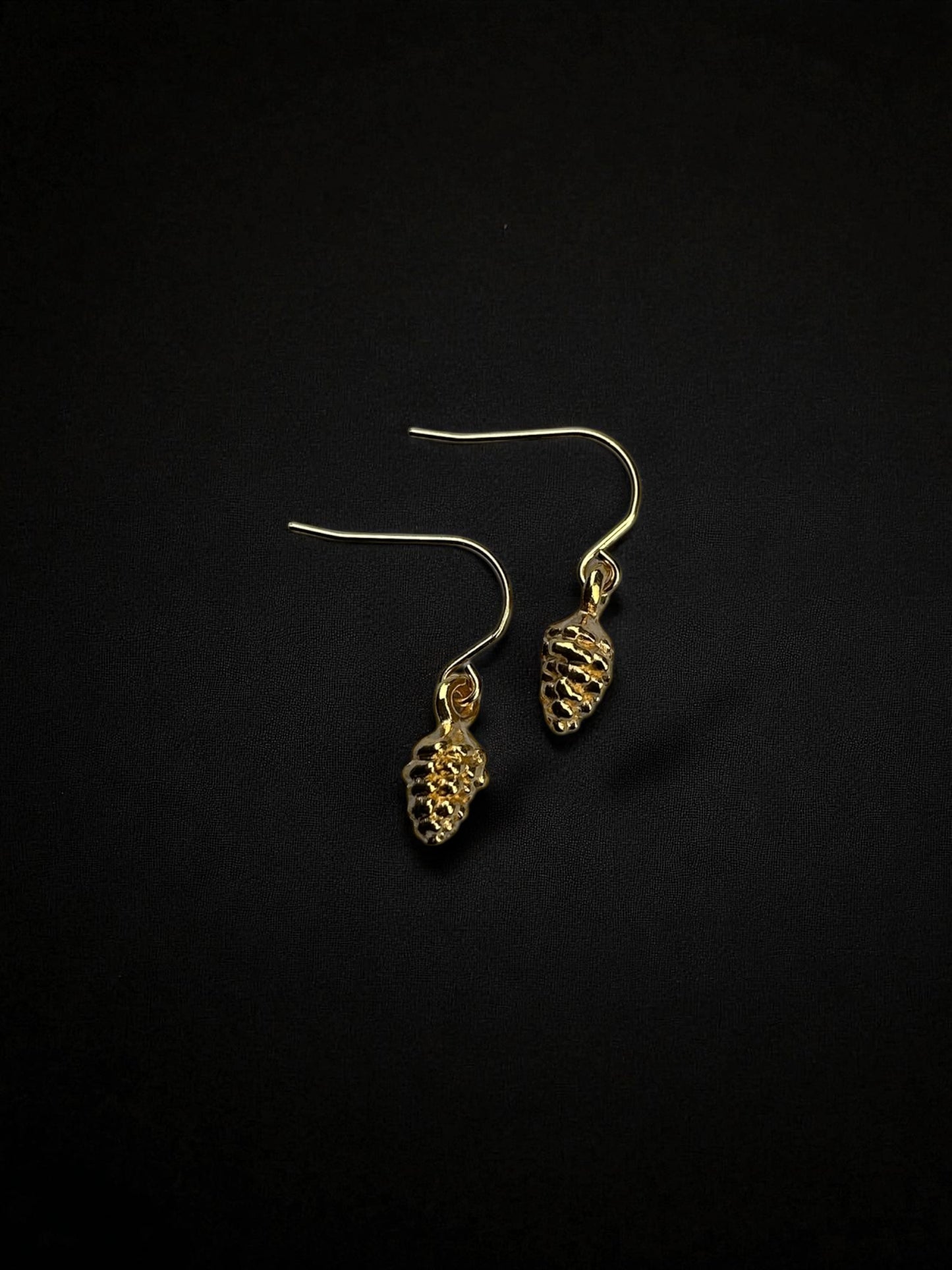 Pinienzapfen-Ohrhänger, hellenistisch-römisch, vergoldetes Messing (Anhänger) und vergoldeter Antiallergener Edelstahl (Haken)