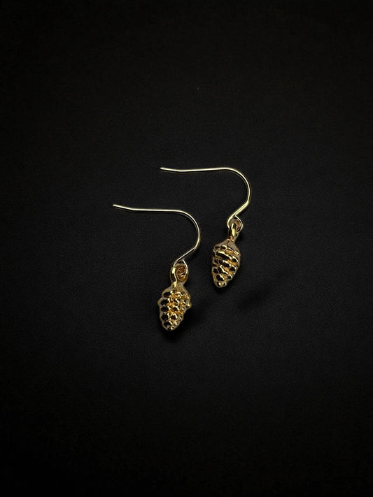 Pinienzapfen-Ohrhänger, hellenistisch-römisch, vergoldetes Messing (Anhänger) und vergoldeter Antiallergener Edelstahl (Haken)