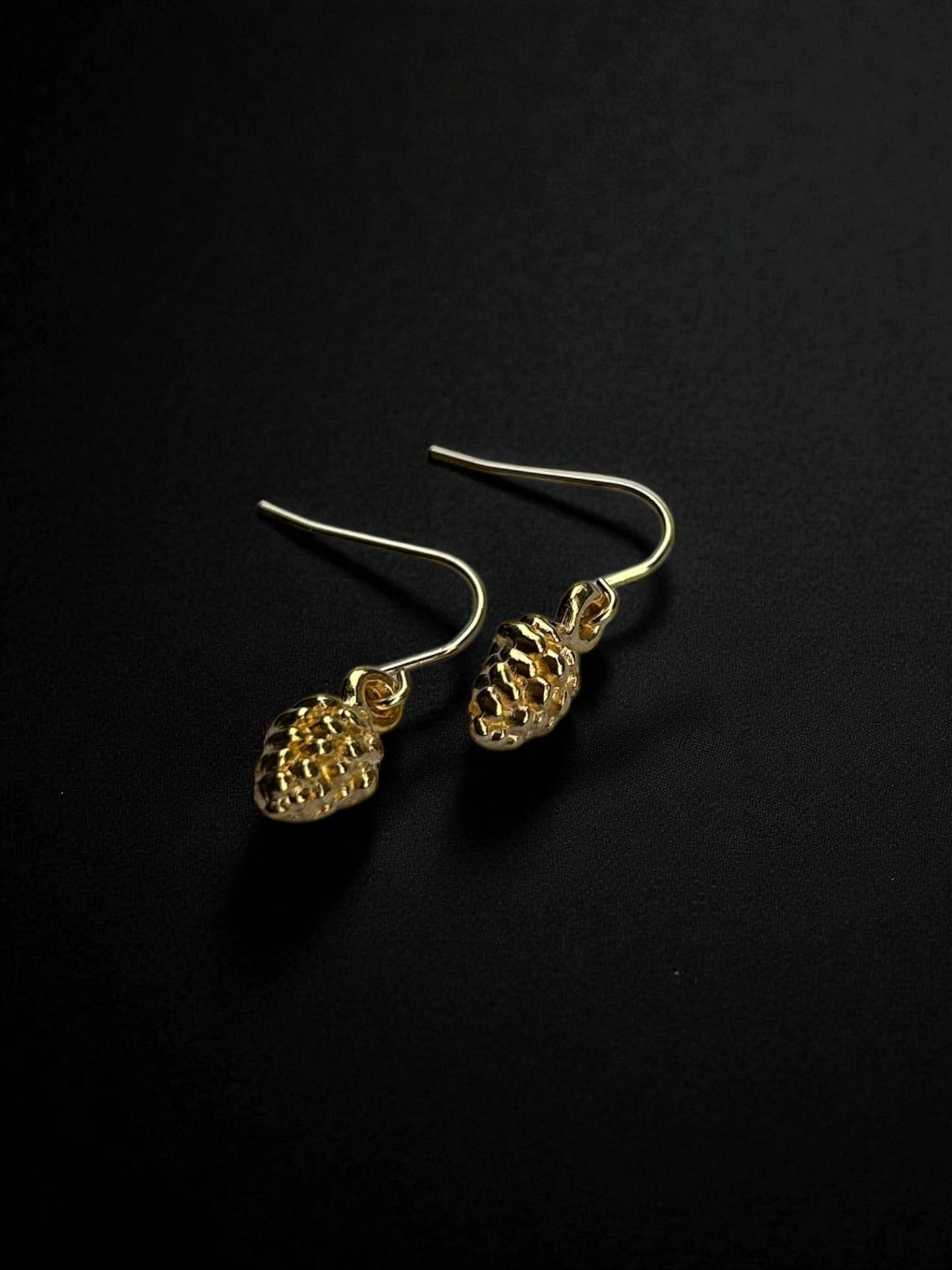 Pinienzapfen-Ohrhänger, hellenistisch-römisch, vergoldetes Messing (Anhänger) und vergoldeter Antiallergener Edelstahl (Haken)