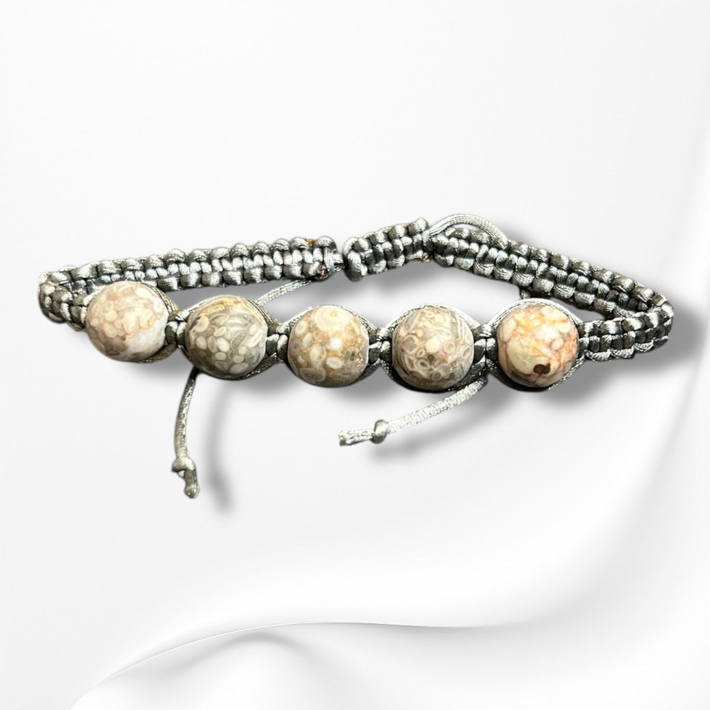 Verstellbares Armband aus Nylon mit hochwertigen Edelsteinen und Glasperlen