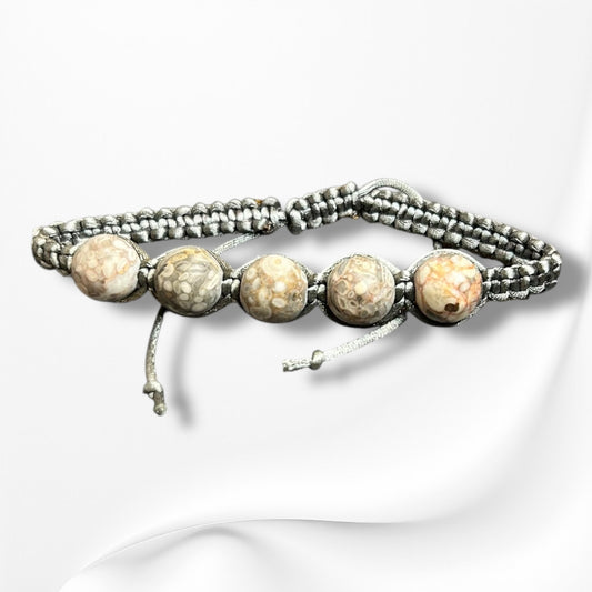 Verstellbares Armband aus Nylon mit hochwertigen Edelsteinen und Glasperlen