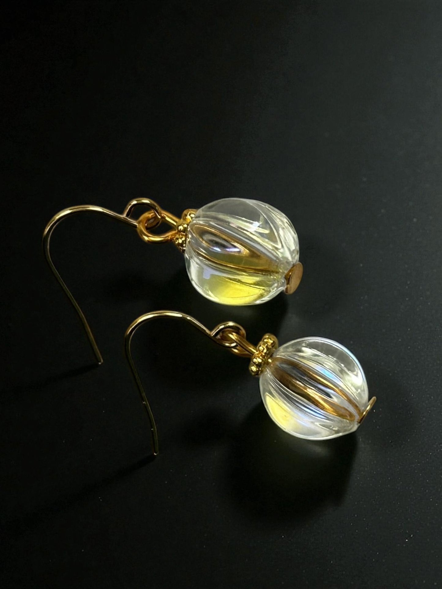 Klare Melonenperlen-Ohrhänger, eisenzeitlich - römisch, vergoldetes Messing, Glas , vergoldeter antiallergener Edelstahl (Haken), (Kopie)