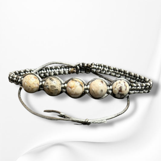 Verstellbares Armband aus Nylon mit hochwertigen Edelsteinen und Glasperlen