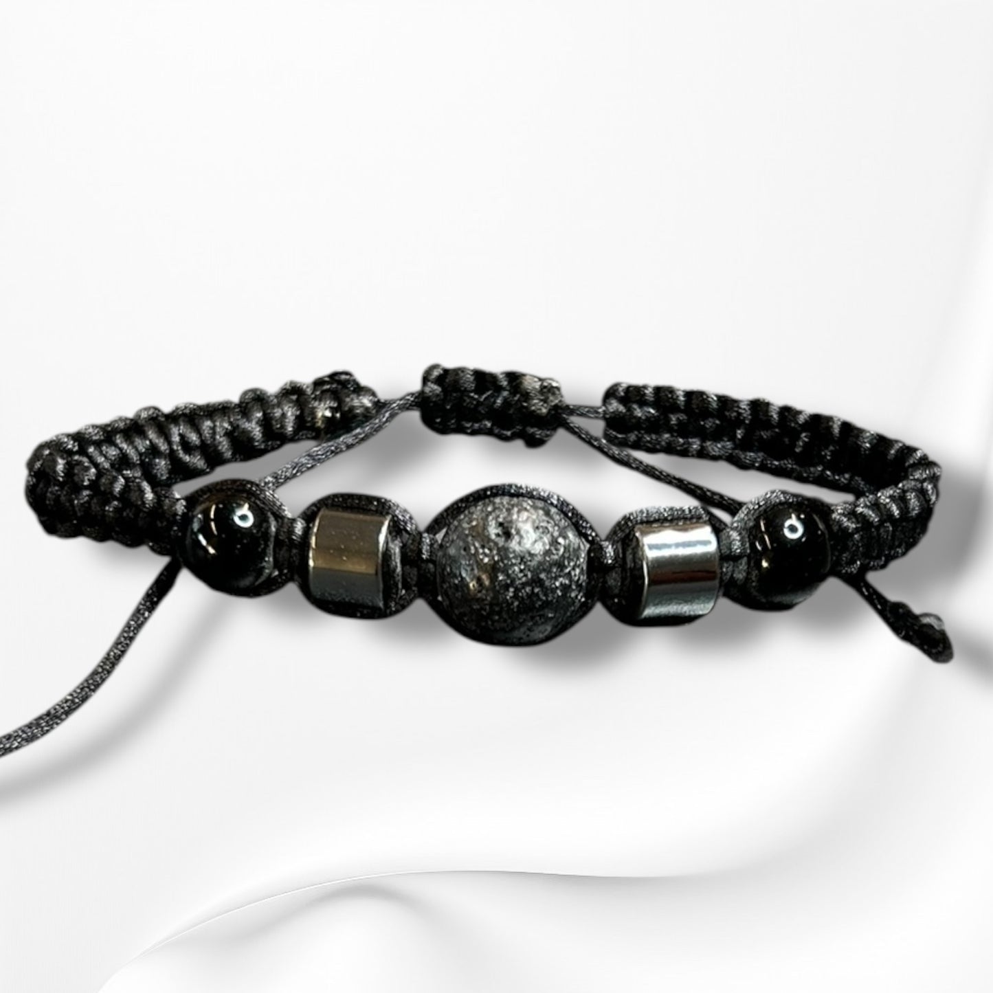 Verstellbares Armband aus Nylon mit hochwertigen Edelsteinen und Glasperlen