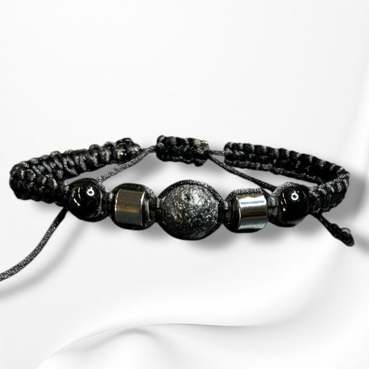 Verstellbares Armband aus Nylon mit hochwertigen Edelsteinen und Glasperlen