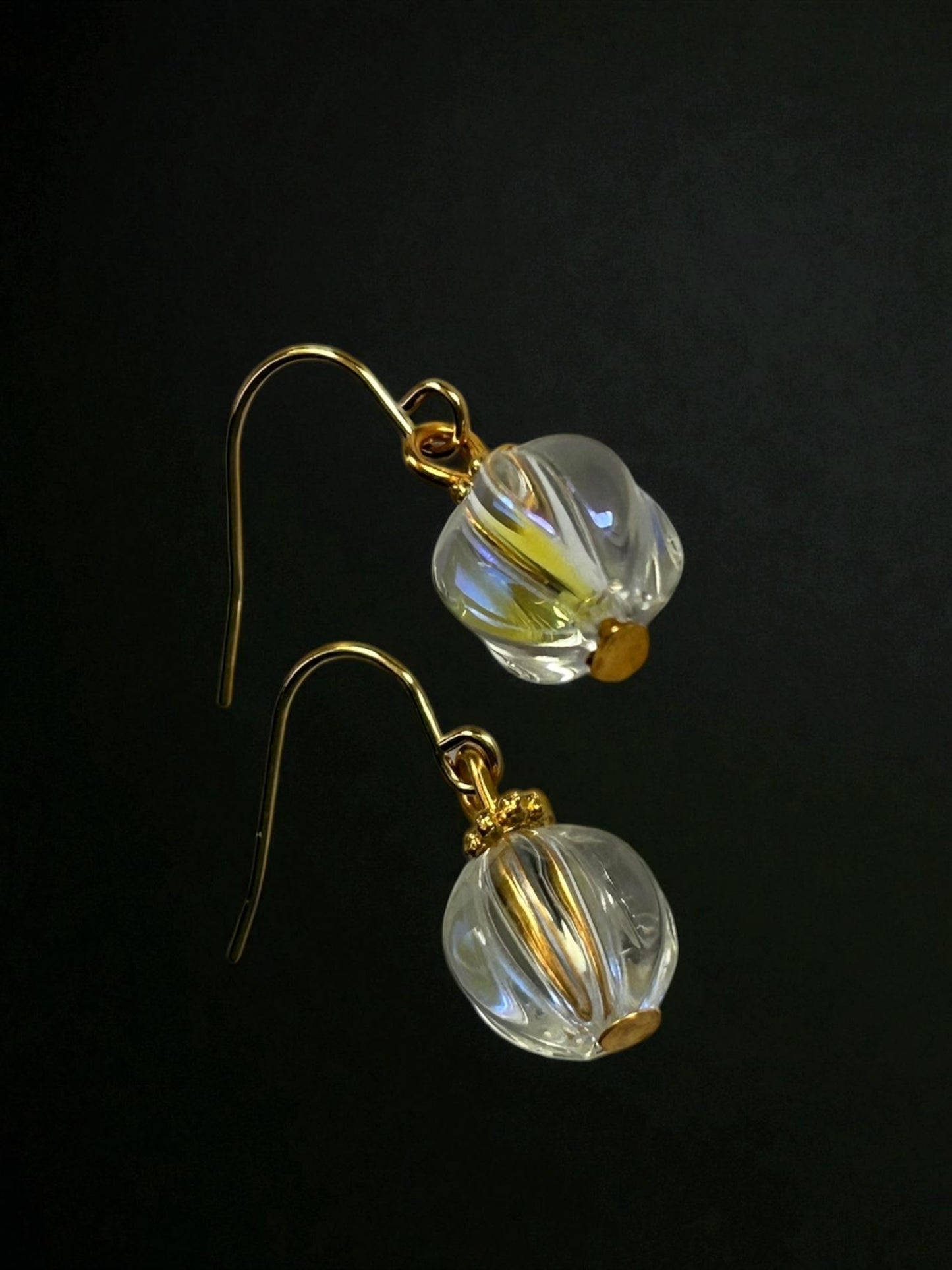 Klare Melonenperlen-Ohrhänger, eisenzeitlich - römisch, vergoldetes Messing, Glas , vergoldeter antiallergener Edelstahl (Haken), (Kopie)