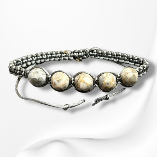 Verstellbares Armband aus Nylon mit hochwertigen Edelsteinen und Glasperlen