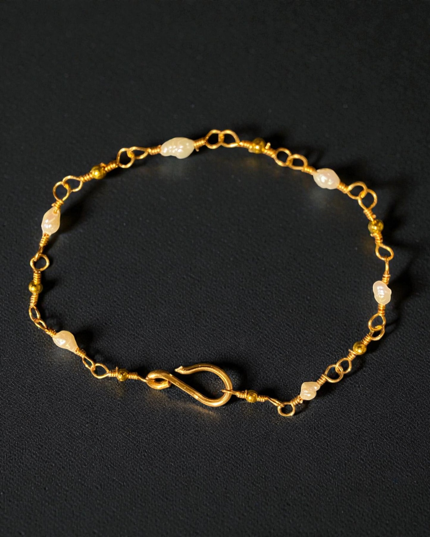 Römisches Armband mit Süßwasserperlen und vergoldeten Perlen