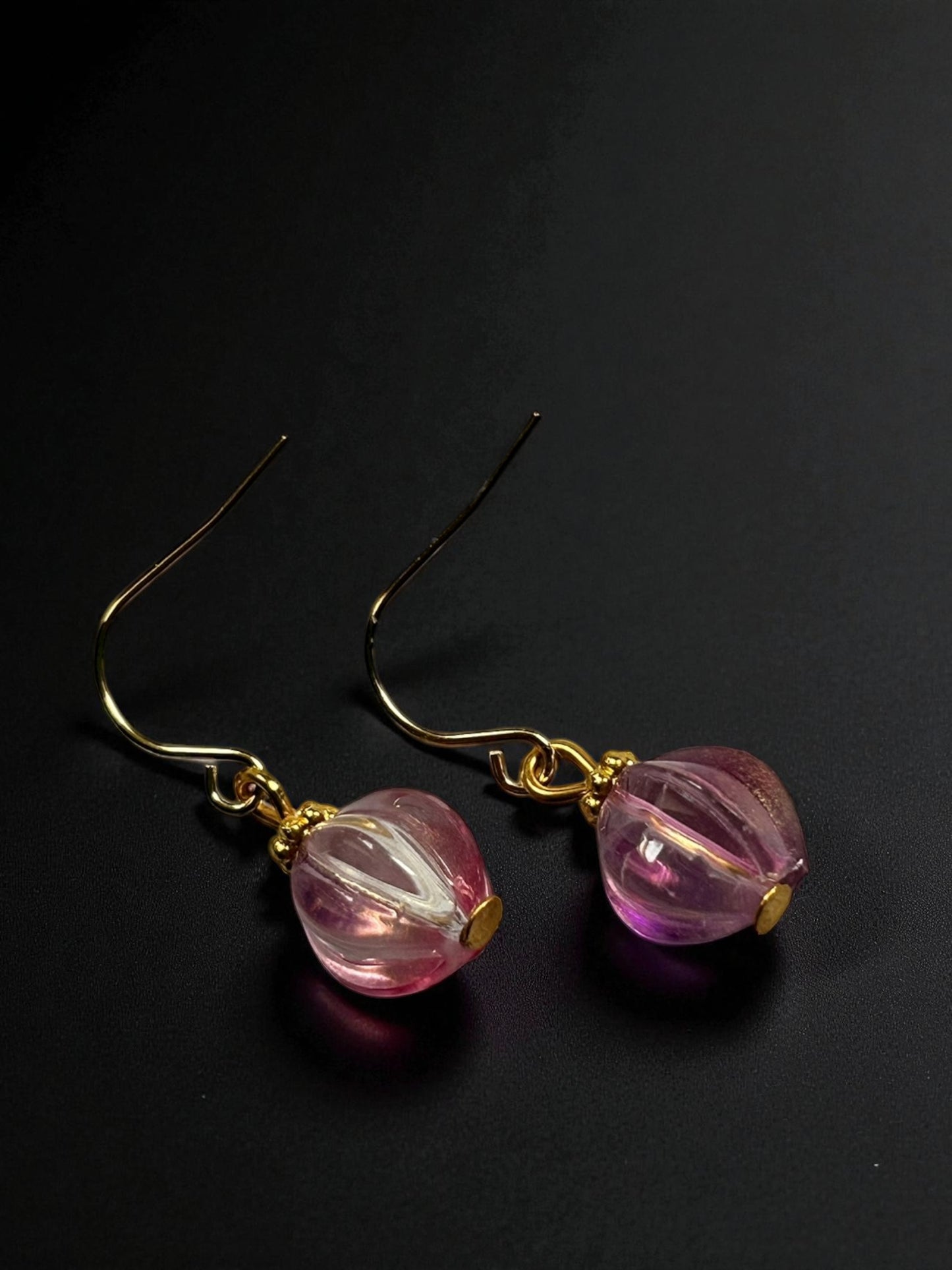 Rosa Melonenperlen-Ohrhänger, eisenzeitlich - römisch, vergoldetes Messing, Glas , vergoldeter antiallergener Edelstahl (Haken),