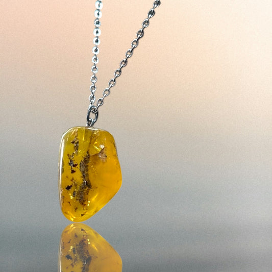 Kettenanhänger aus Bernstein an einer Edelstahlkette