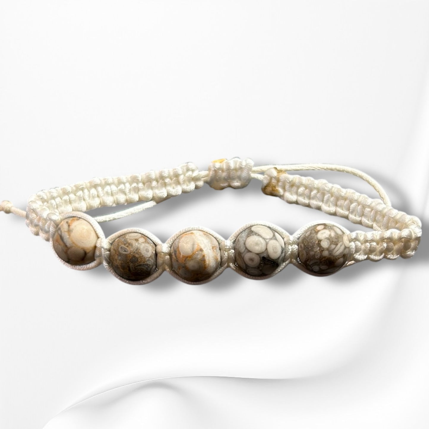 Verstellbares Armband aus Nylon mit hochwertigen Edelsteinen und Glasperlen