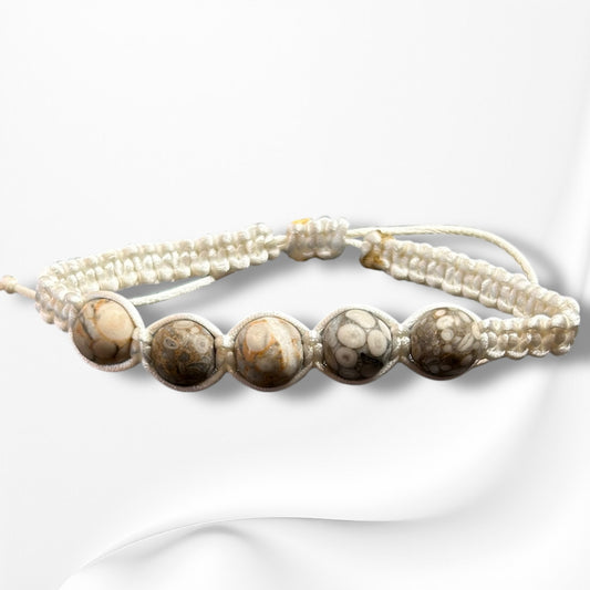Verstellbares Armband aus Nylon mit hochwertigen Edelsteinen und Glasperlen