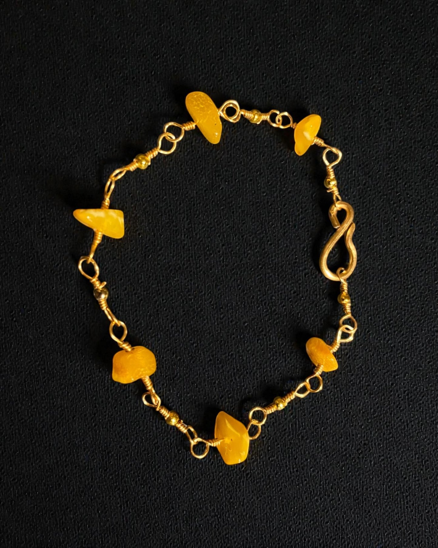 Römisches Armband mit Bernstein und vergoldeten Perlen