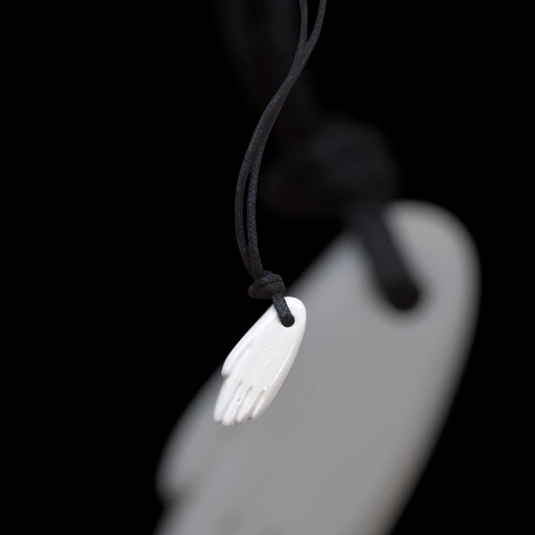 Römischer Kettenanhänger in Form einer Hand, 1. Jahrhundert, polierter Knochen, nach einem Fund aus Neapel, ca. 3cm