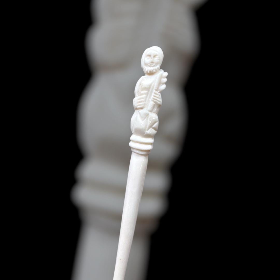 Gotischer Ohrlöffel mit Darstellung des Hlg. Petrus, 15. Jahrhundert, polierter Knochen, ca. 8 cm