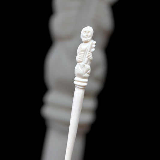 Gothic ear spoon depicting St. Peter, 15th century, polished bone, approx. 8 cm