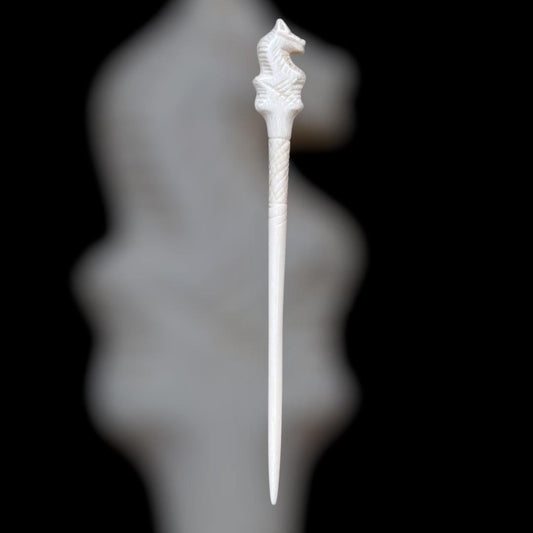Römische Haarnadel mit Pferdekopf-Verzierung, 2.-3. Jahrhundert, nach einem Fund aus Carnuntum, polierter Knochen, ca. 13,5 cm