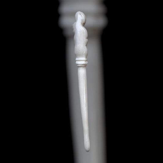 Gotischer Ohrlöffel mit Darstellung des Hlg. Petrus, 15. Jahrhundert, polierter Knochen, ca. 8 cm