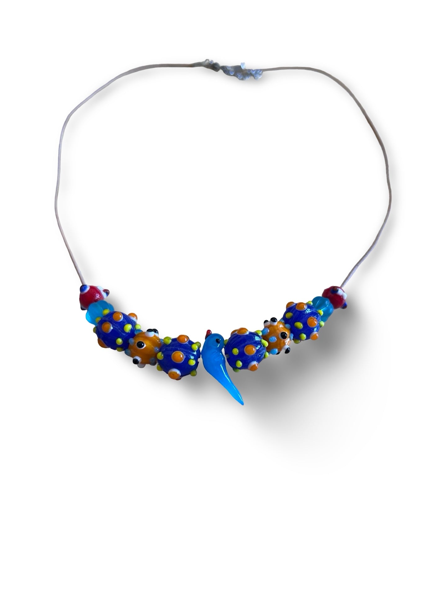 Handgefertigte Glasperlen Kette im Eisenzeit Stil – Lederband braun – Vogel Anhänger – 50 cm