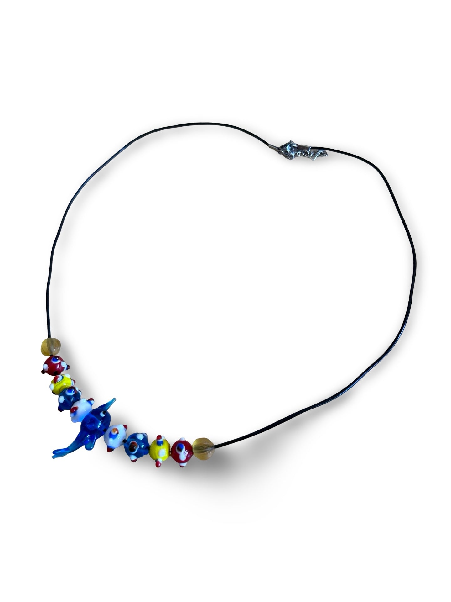 Handgefertigte Glasperlen Kette im Eisenzeit Stil – Lederband schwarz – Delfin Anhänger – 50 cm