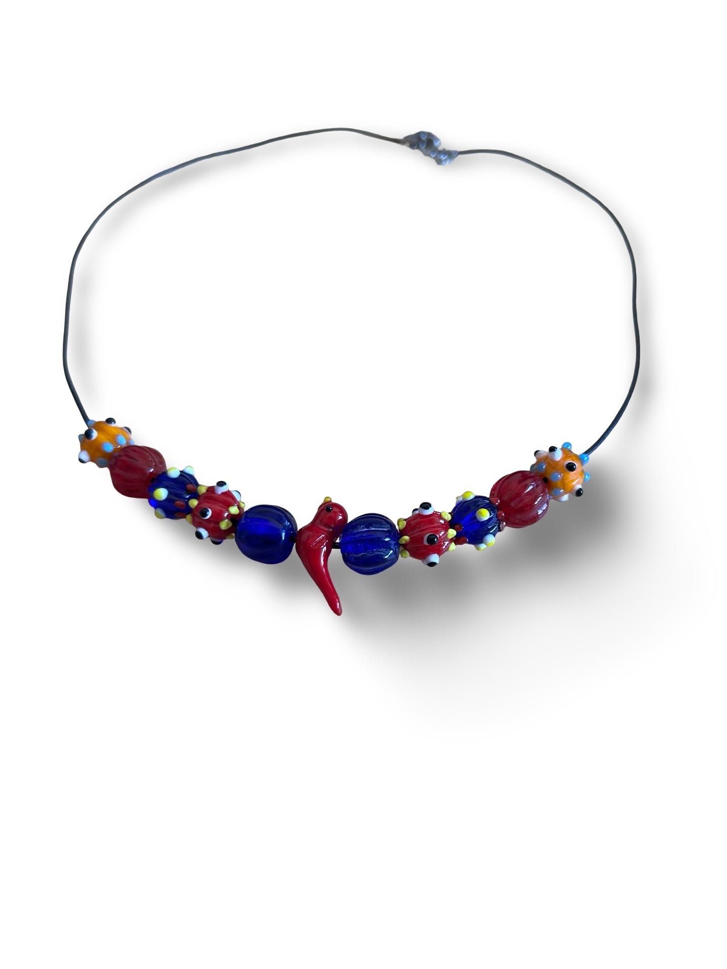 Handgefertigte Glasperlen Kette im Eisenzeit Stil – Lederband schwarz – Vogel Anhänger – 50 cm