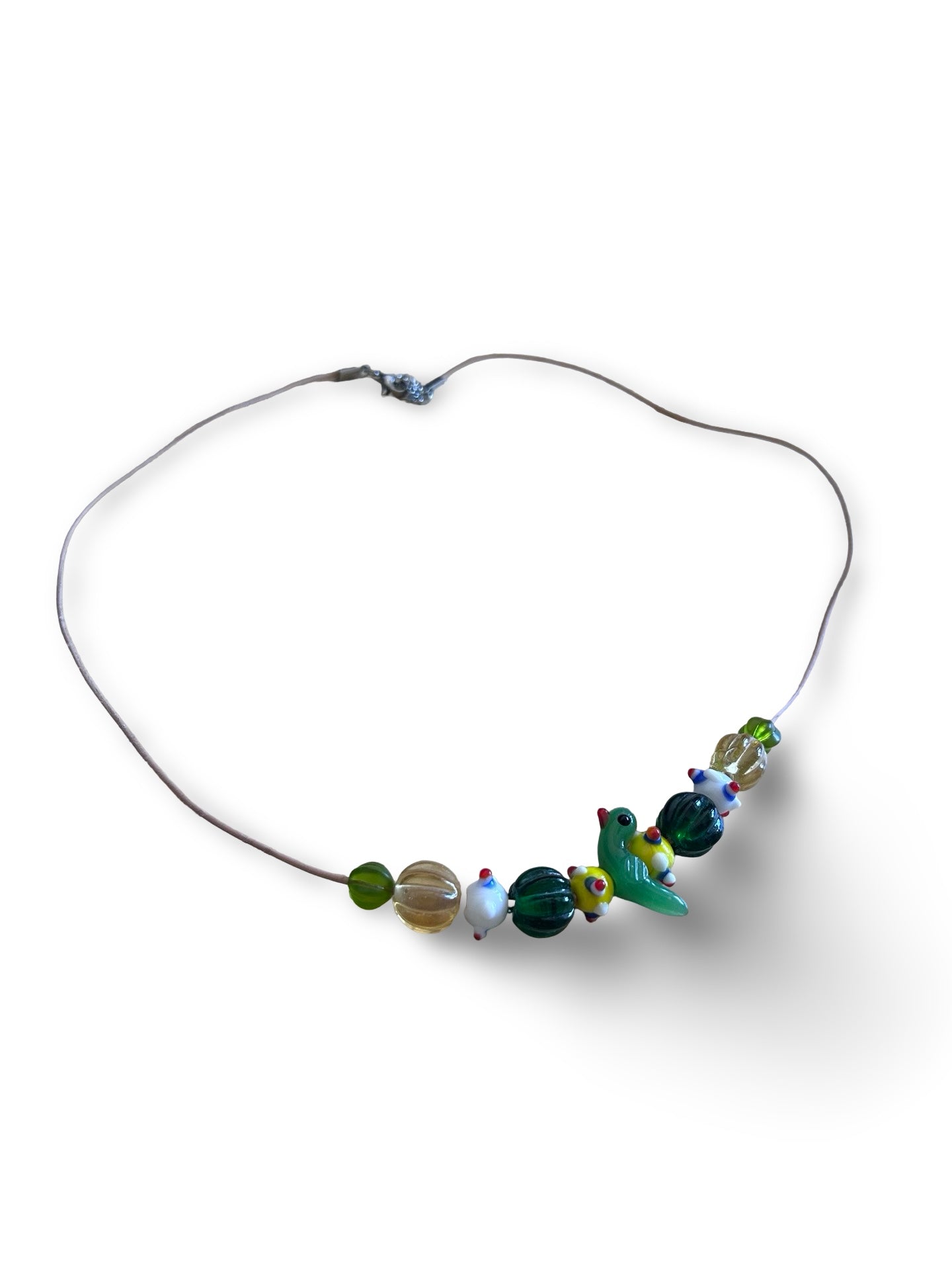 Handgefertigte Glasperlen Kette im Eisenzeit Stil – Lederband braun – Vogel Anhänger – 50 cm