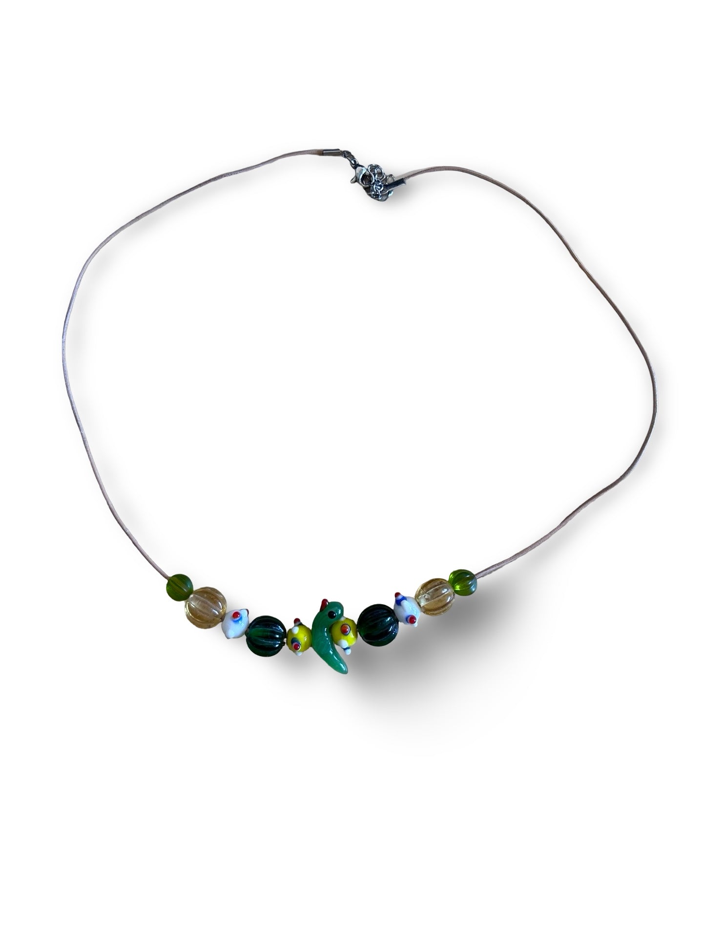 Handgefertigte Glasperlen Kette im Eisenzeit Stil – Lederband braun – Vogel Anhänger – 50 cm