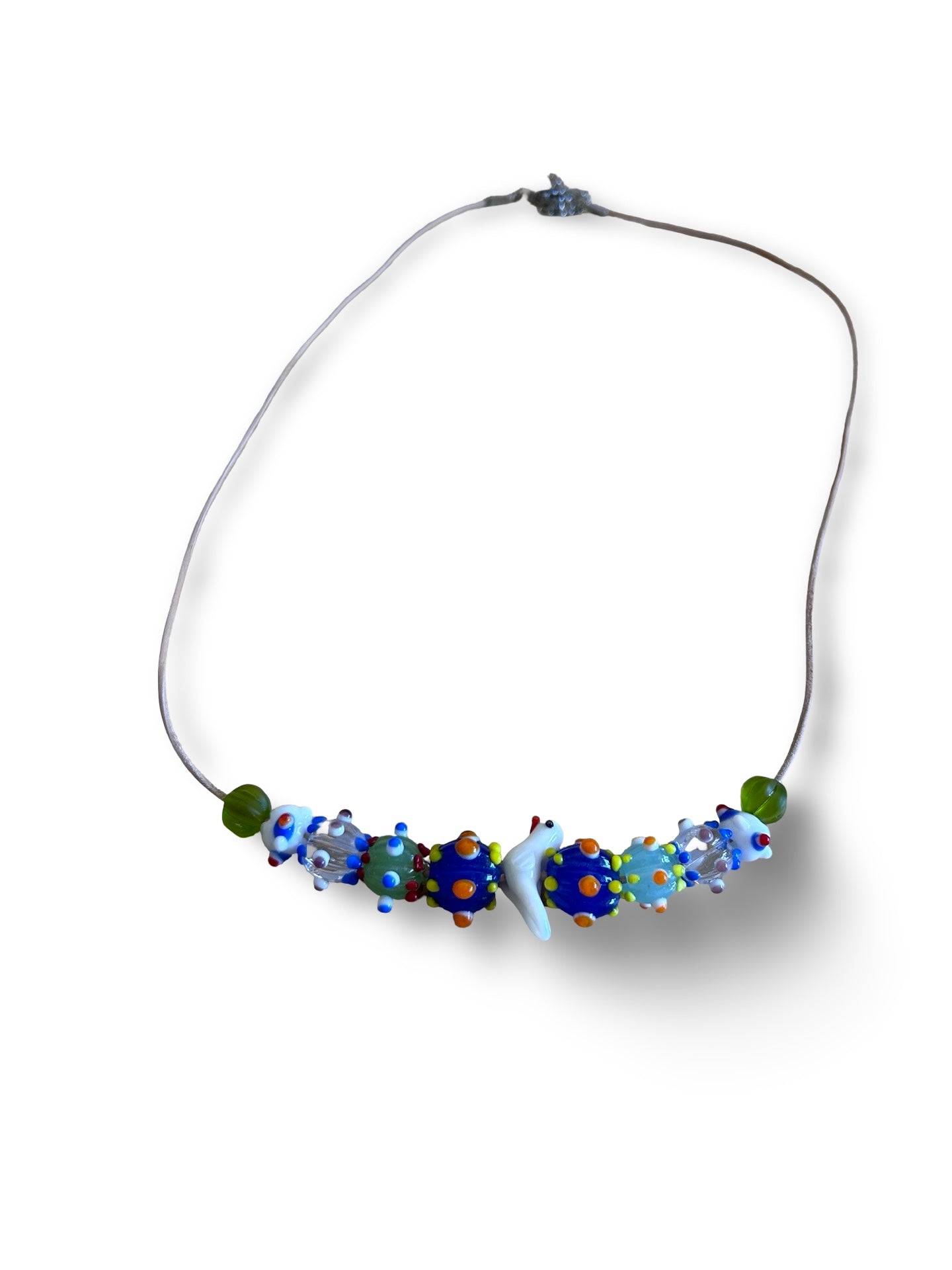 Handgefertigte Glasperlen Kette im Eisenzeit Stil – Lederband braun – Vogel Anhänger – 50 cm