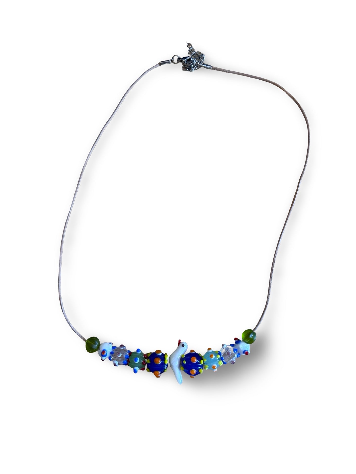 Handgefertigte Glasperlen Kette im Eisenzeit Stil – Lederband braun – Vogel Anhänger – 50 cm