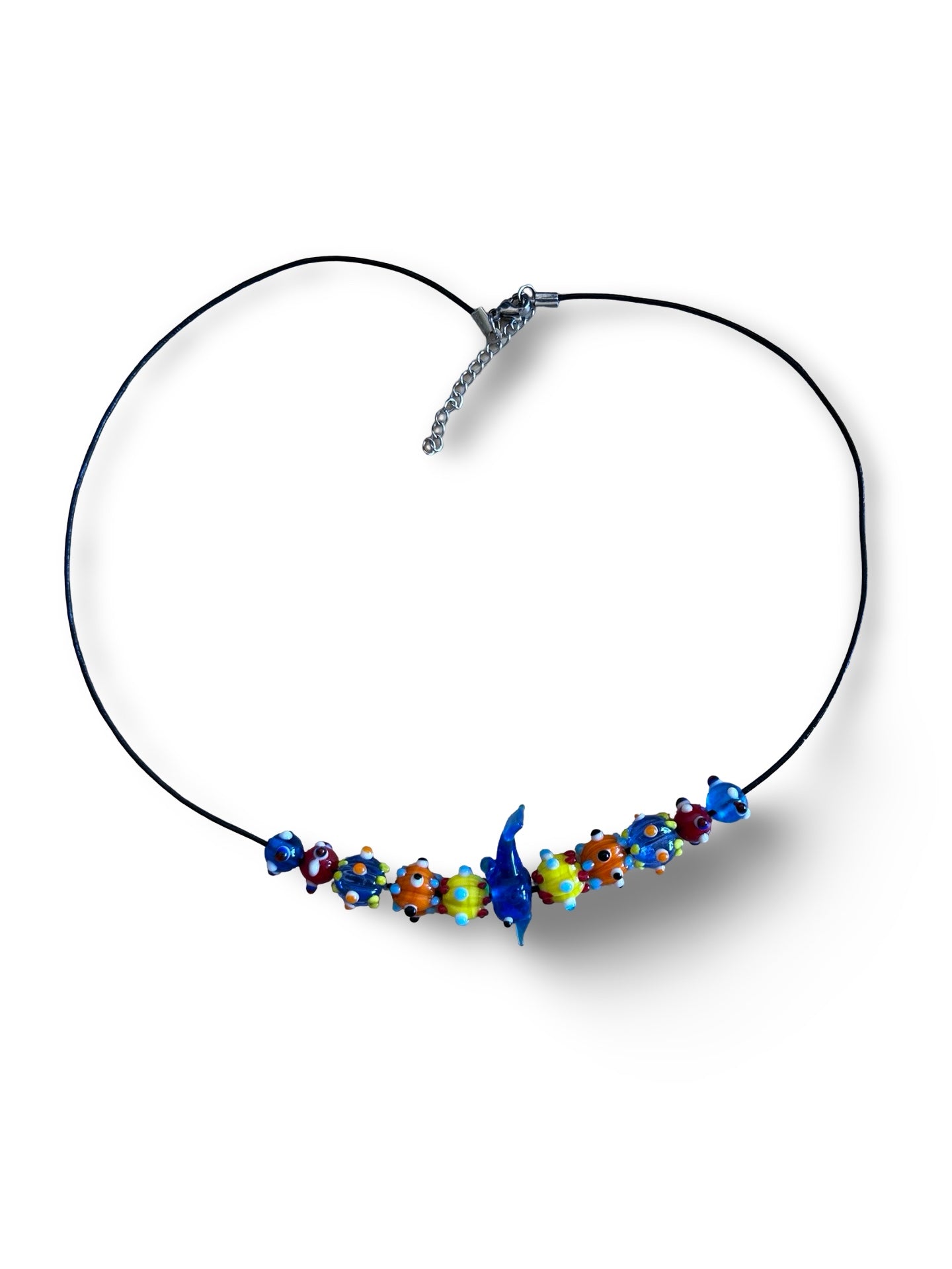 Handgefertigte Glasperlen Kette im Eisenzeit Stil – Lederband schwarz – Delfin Anhänger – 50 cm
