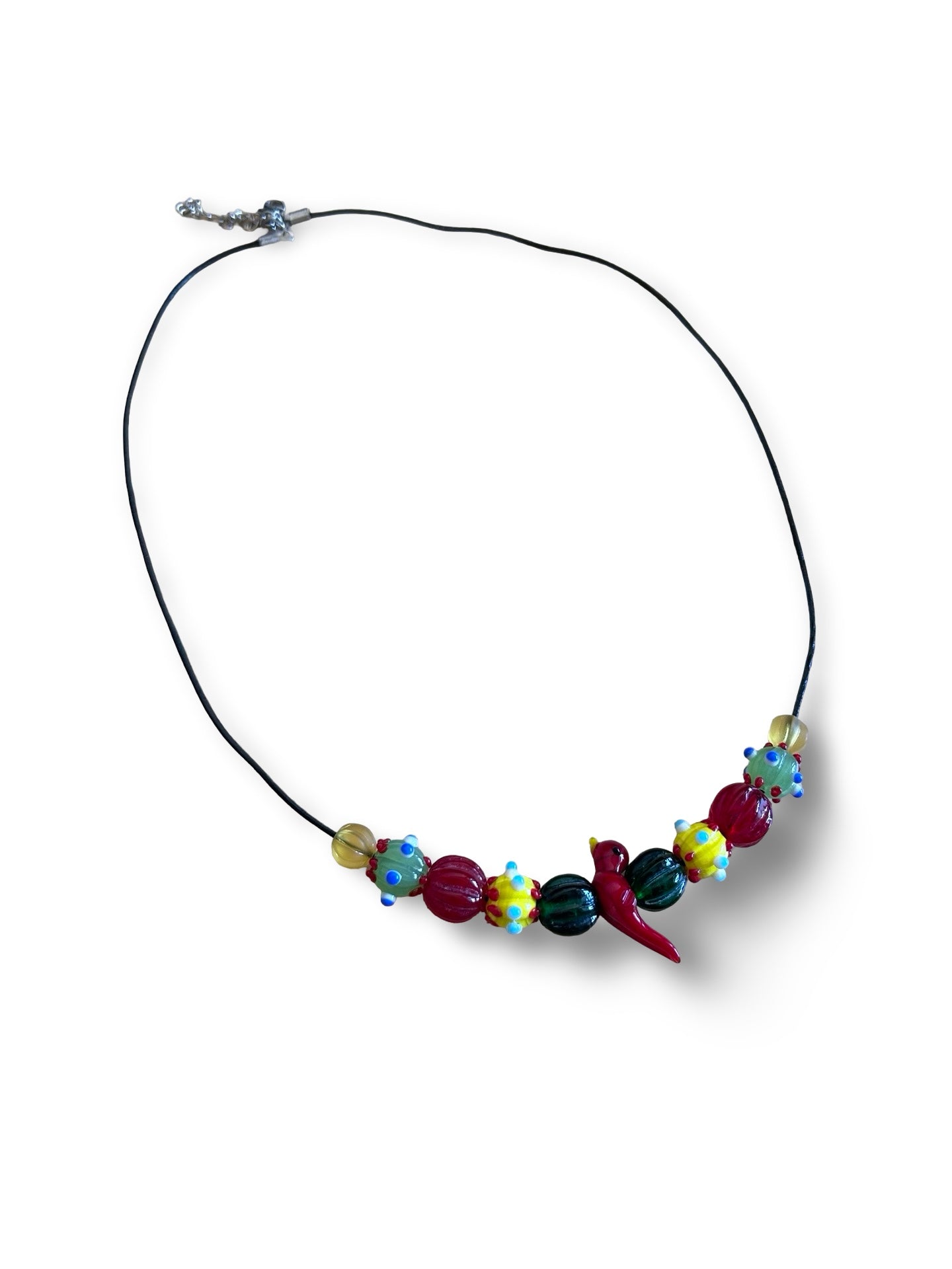 Handgefertigte Glasperlen Kette im Eisenzeit Stil – Lederband schwarz – Vogel Anhänger – 50 cm