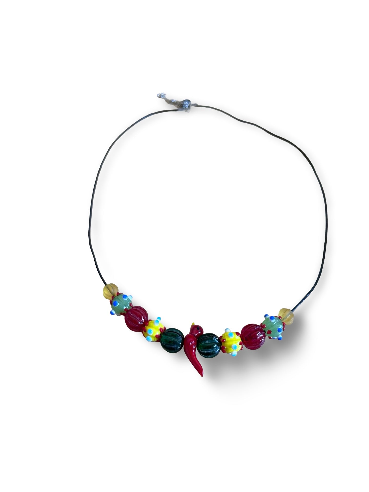 Handgefertigte Glasperlen Kette im Eisenzeit Stil – Lederband schwarz – Vogel Anhänger – 50 cm