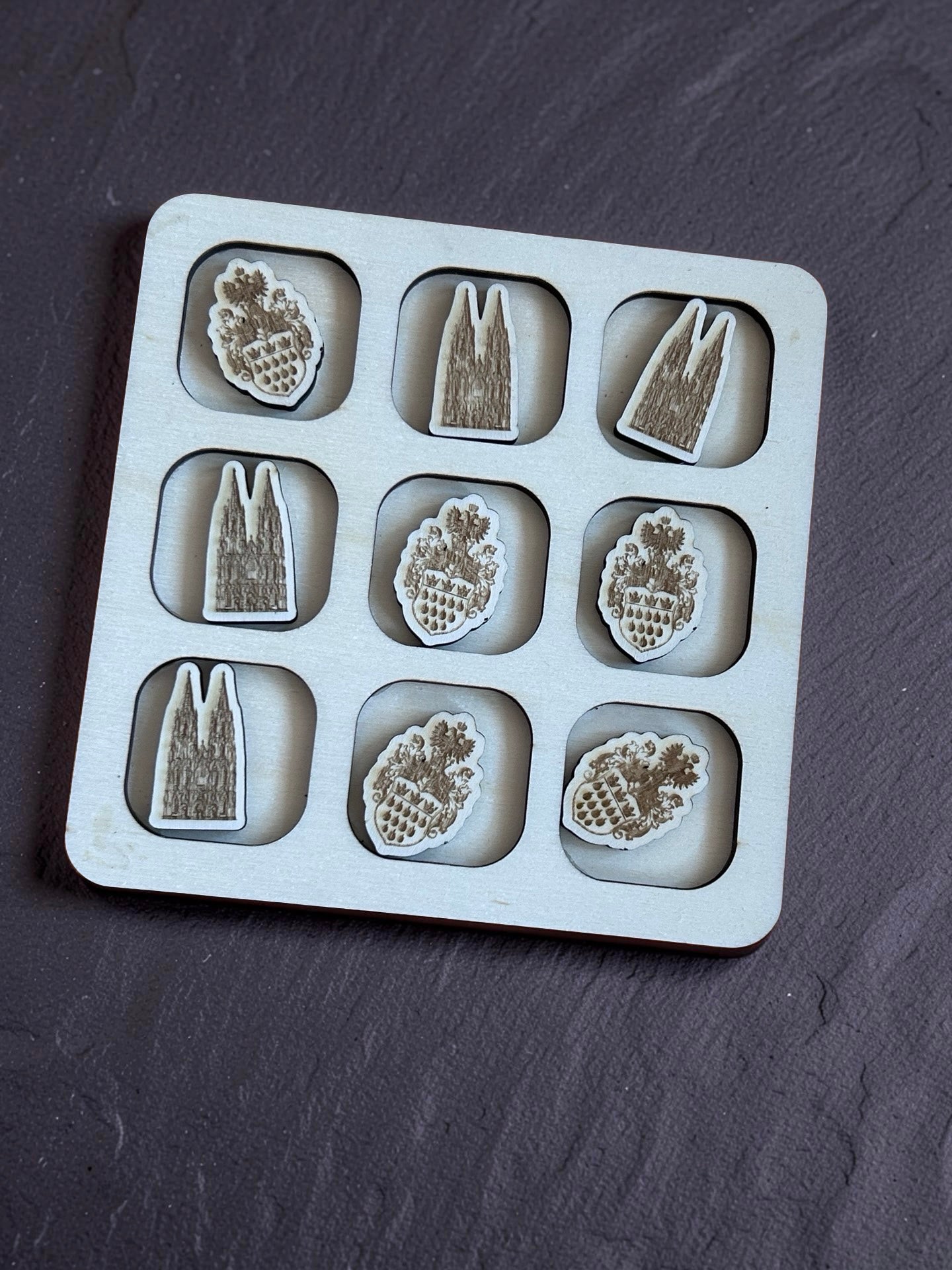 Handgefertigtes Tic Tac Toe Spiel aus Holz mit Köln Motiven wie Dom und Stadtwappen. Perfekt als Souvenir oder Geschenk.