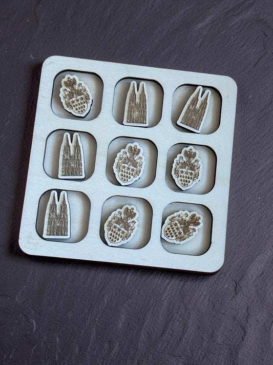 Handgefertigtes Tic Tac Toe Spiel aus Holz mit Köln Motiven wie Dom und Stadtwappen. Perfekt als Souvenir oder Geschenk.