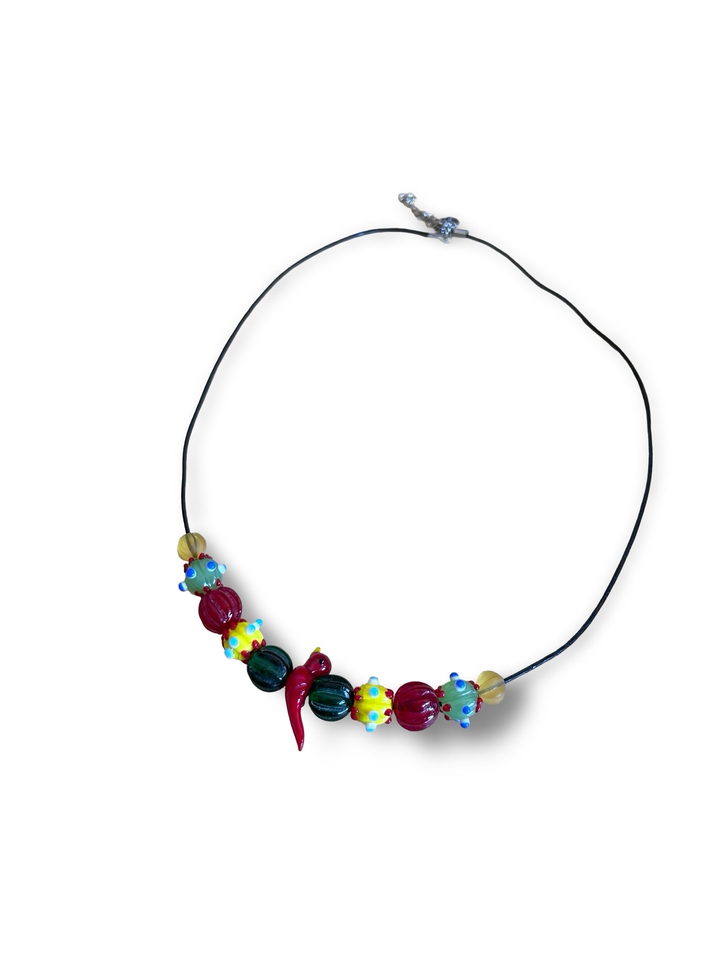 Handgefertigte Glasperlen Kette im Eisenzeit Stil – Lederband schwarz – Vogel Anhänger – 50 cm